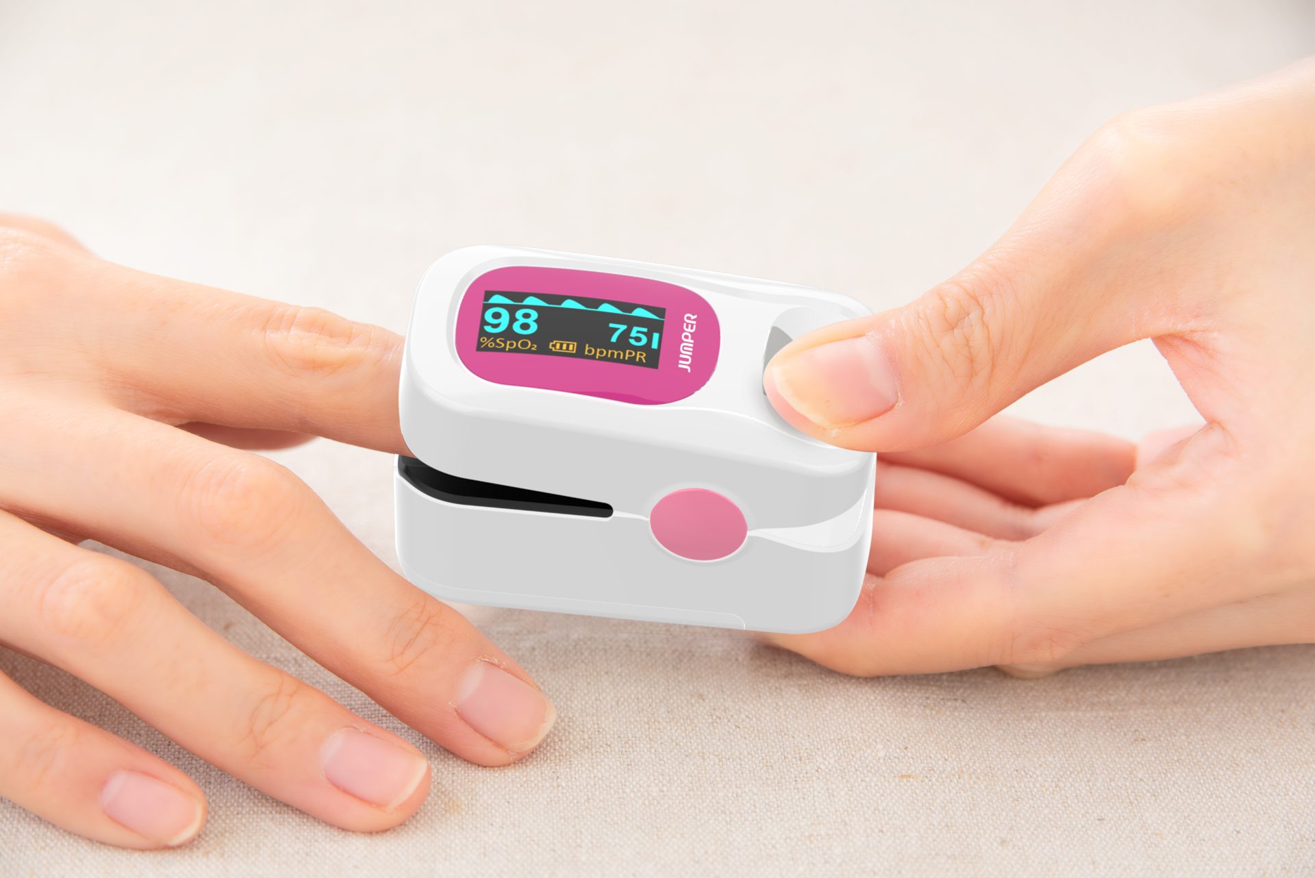JUMPER JPD-500A pink fingertip pulse oximeter in use