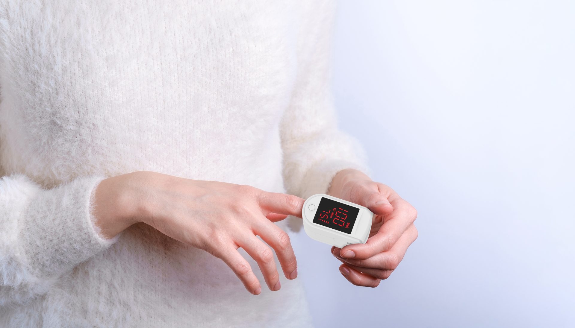 JUMPER JPD-500B LED fingertip pulse oximeter in use