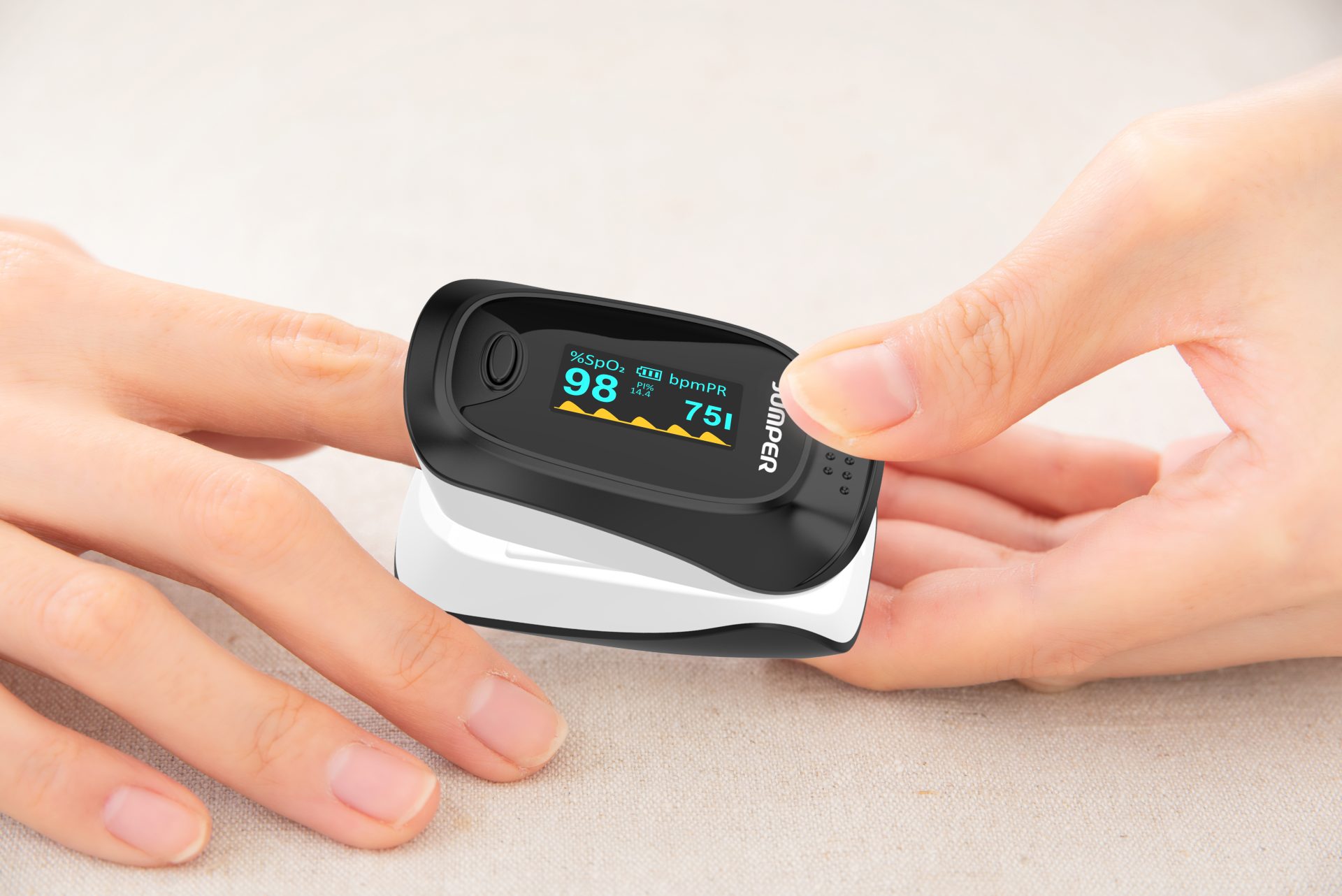 JUMPER JPD-500D OLED fingertip pulse oximeter in use